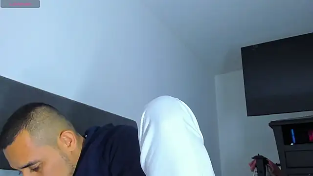 jhonyalzate2 online show from March 1, 2025, 11:37 pm