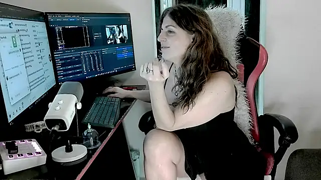 Carolain3 9 online show from July 9, 2026, 9:14 pm