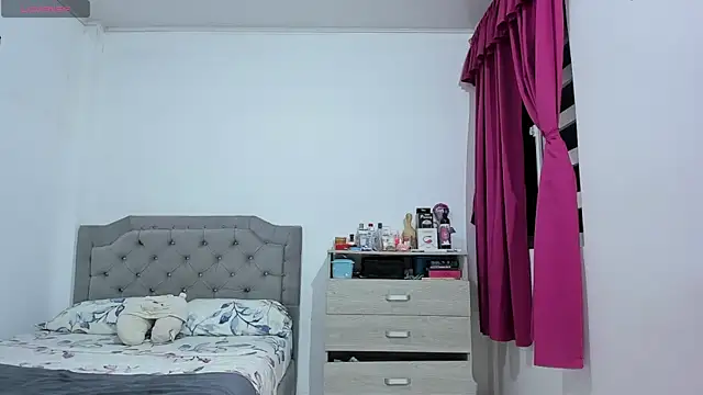 Snapshot of andrea_hills chatting on October 20, 2025, 10:54 pm andrea hills online show from October 20, 2025, 10:54 pm