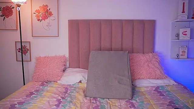 RubiOberli online show from September 9, 2025, 2:43 am