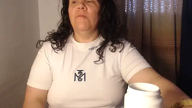 agathamiller01 online show from April 30, 2026, 11:17 am