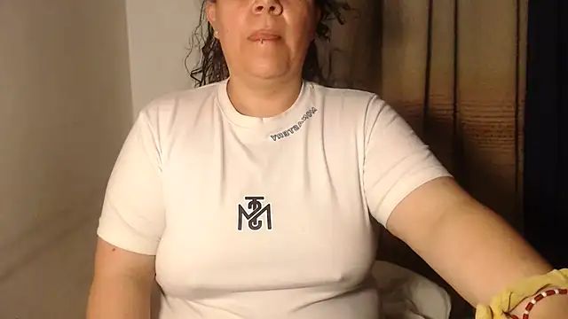 agathamiller01 online show from April 29, 2026, 10:41 am