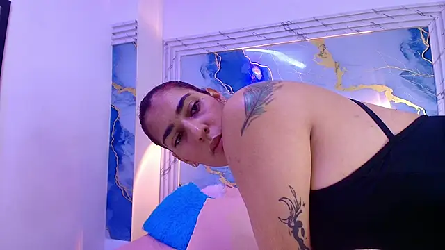 lorrayne  online show from November 5, 2025, 12:08 pm