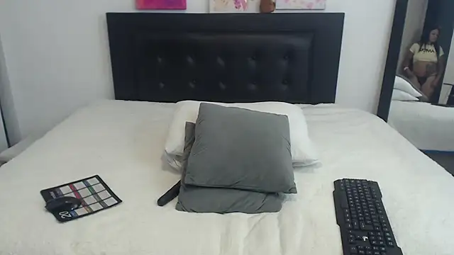 katiehotx online show from July 3, 2026, 1:56 am