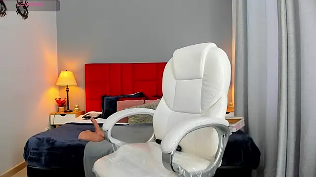 Holly madison  online show from October 4, 2025, 12:17 pm