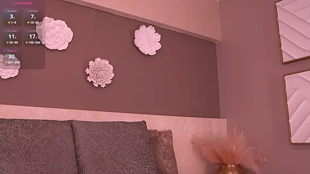 evamoretti online show from November 30, 2025, 6:52 pm