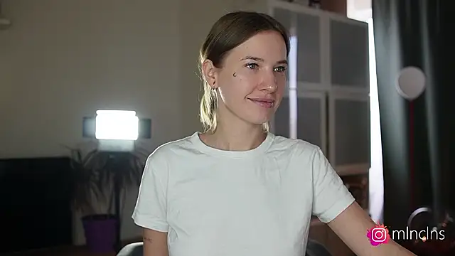 Snapshot of melanielwithu chatting on March 18, 2026, 10:51 am melanielwithu online show from March 18, 2026, 10:51 am