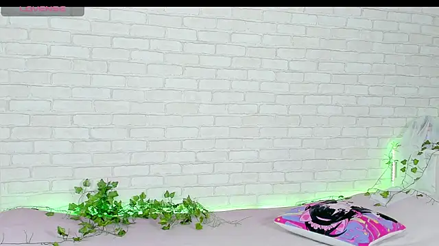 LinaKenny online show from December 4, 2025, 4:06 pm