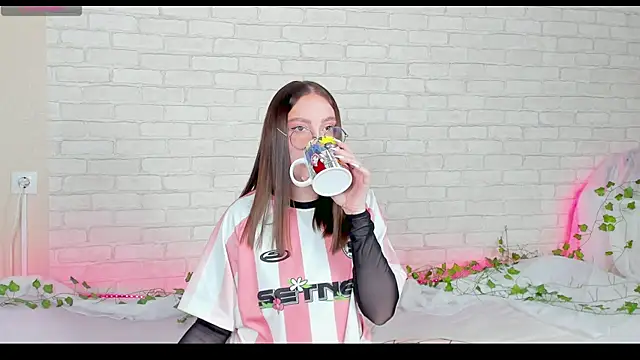 LinaKenny online show from November 12, 2025, 5:28 pm