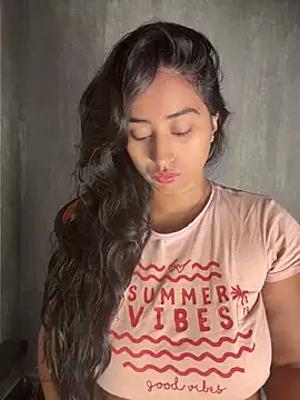 Snapshot of Valentinne_z chatting on March 28, 2026, 8:48 am Valentinne z online show from March 28, 2026, 8:48 am