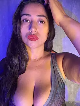 Snapshot of Valentinne_z chatting on March 1, 2026, 10:48 am Valentinne z online show from March 1, 2026, 10:48 am