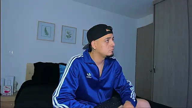 alejandro calderon1 online show from December 20, 2025, 4:04 am