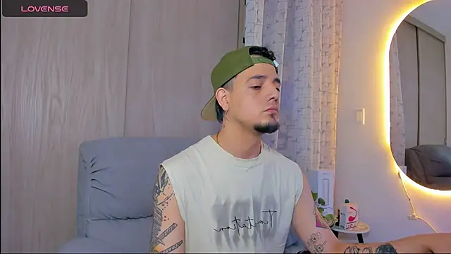 alejandro calderon1 online show from November 13, 2025, 10:02 pm