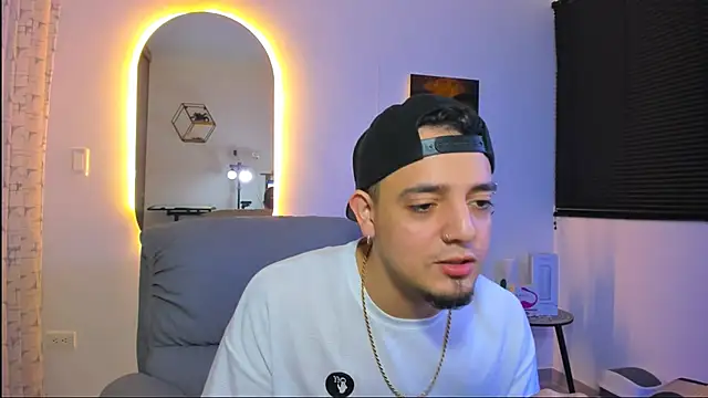 alejandro calderon1 online show from February 17, 2026, 4:10 am