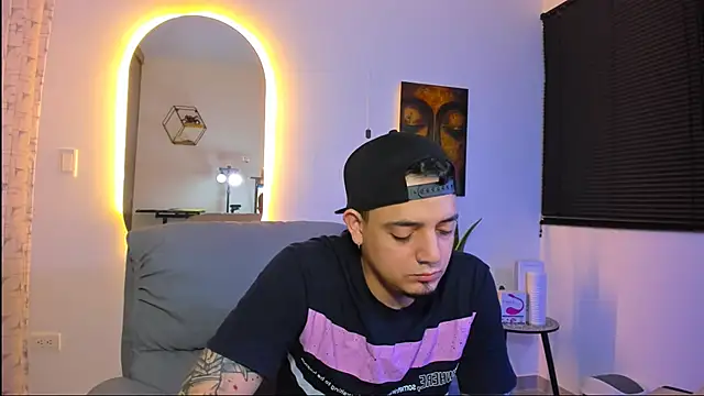 alejandro calderon1 online show from February 22, 2026, 7:33 am