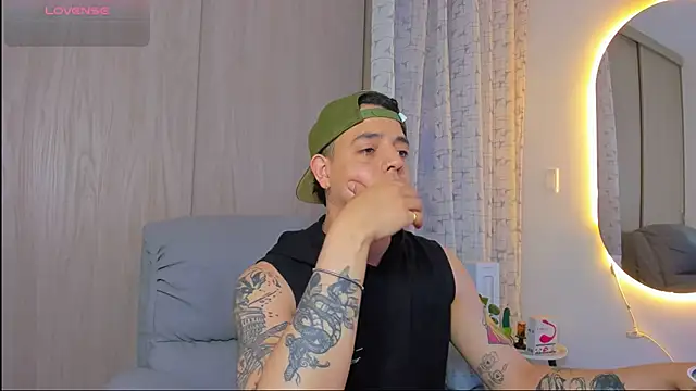 alejandro calderon1 online show from November 12, 2025, 5:33 am