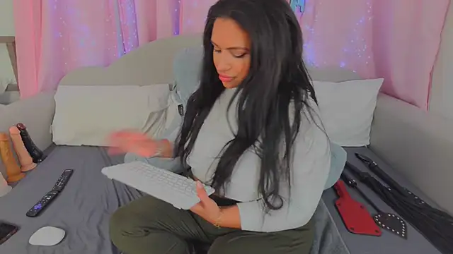 MeghanXO online show from November 6, 2025, 2:21 pm