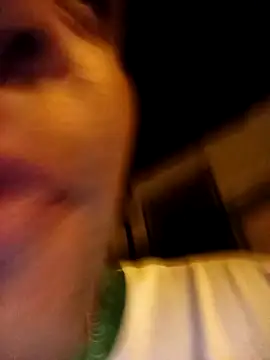 EISONREINA11 online show from September 28, 2025, 6:42 am