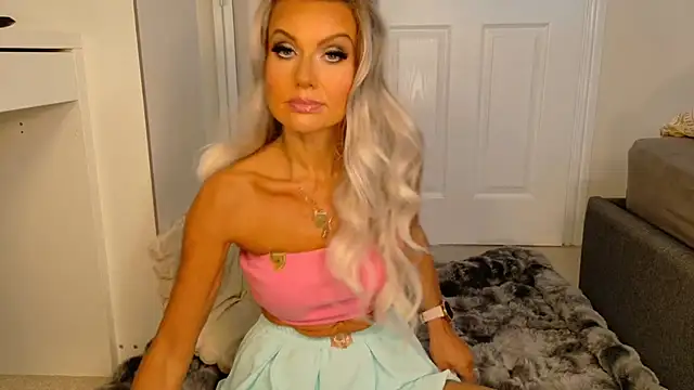 Tinkerbell822 online show from June 14, 2026, 7:20 am