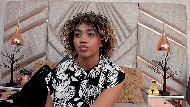 AgataRinaldi online show from November 18, 2025, 8:34 pm