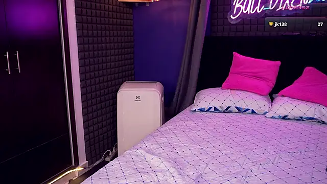 Snapshot of bull_vixen2001 chatting on March 20, 2026, 9:32 am bull vixen2001 online show from March 20, 2026, 9:32 am