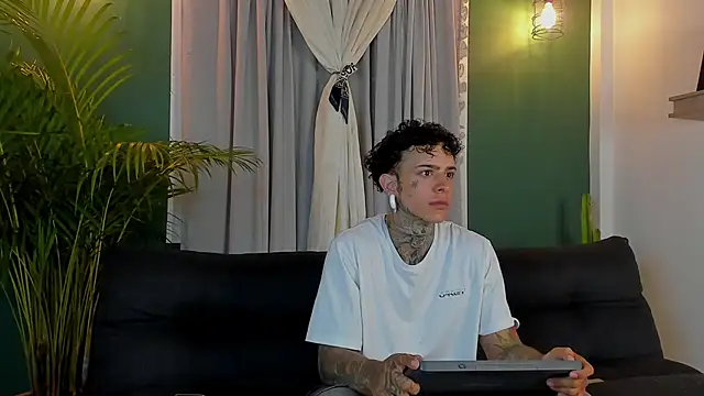 Snapshot of Aron_ford chatting on November 1, 2025, 9:58 am Aron ford online show from November 1, 2025, 9:58 am