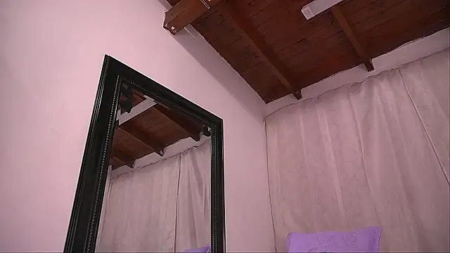 danna berlin  online show from September 22, 2025, 7:20 pm