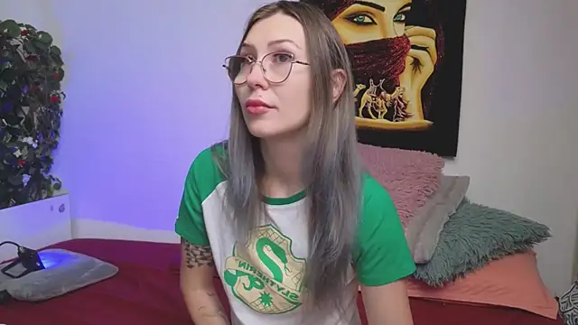 KrisztyAna online show from December 4, 2025, 4:22 am