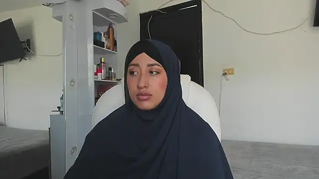 adila anich online show from September 28, 2025, 8:38 pm