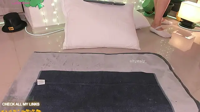 Snapshot of ohyesly_ chatting on March 4, 2026, 10:12 am ohyesly online show from March 4, 2026, 10:12 am