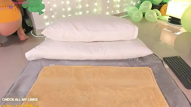 Snapshot of ohyesly_ chatting on March 7, 2026, 10:21 am ohyesly online show from March 7, 2026, 10:21 am