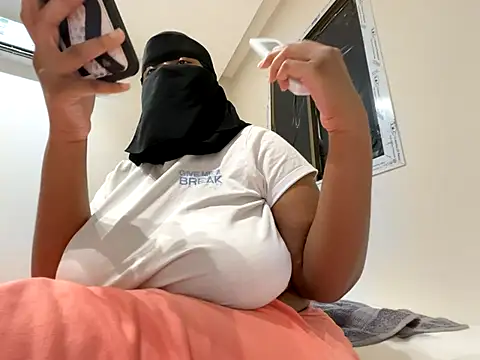 Snapshot of Submissive_Arab chatting on November 25, 2025, 1:28 am Submissive Arab online show from November 25, 2025, 1:28 am