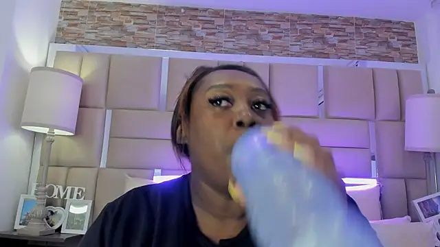 ShaniaBrownn online show from September 20, 2025, 7:41 pm