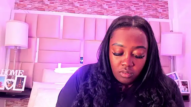 ShaniaBrownn online show from December 22, 2025, 8:20 pm