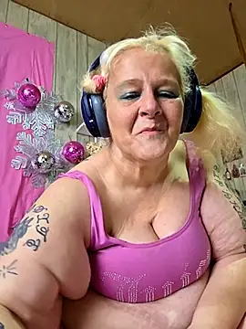 Snapshot of DavisDesires chatting on February 10, 2026, 6:29 pm DavisDesires online show from February 10, 2026, 6:29 pm