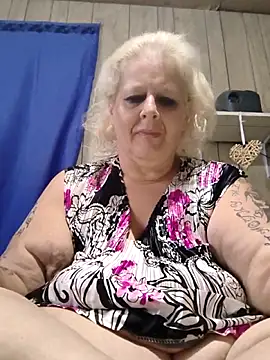 DavisDesires online show from April 23, 2026, 1:35 pm