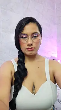 LauraRuiz1 online show from May 27, 2026, 1:57 am