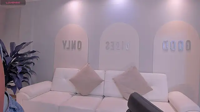 ToriCrossX online show from October 6, 2025, 1:23 pm