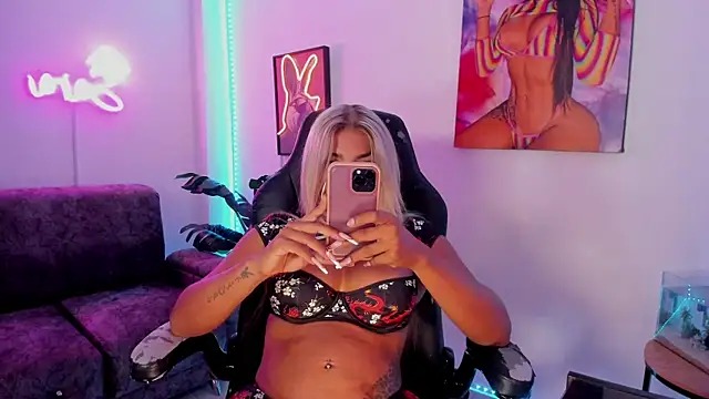 xLatinahotx online show from August 3, 2026, 10:32 am