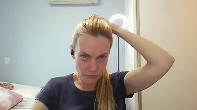 Annylove1 online show from April 29, 2026, 7:42 pm
