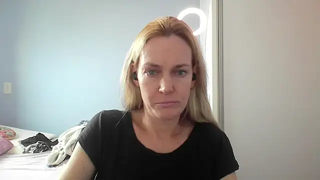 Annylove1 online show from May 8, 2026, 12:20 pm