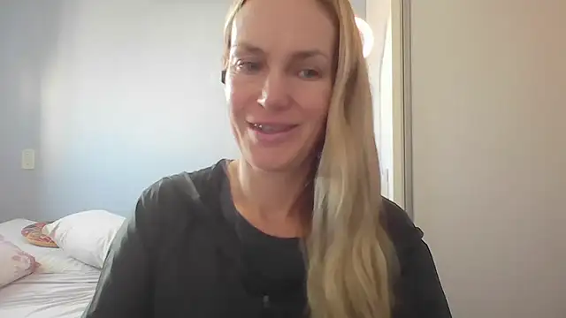 Annylove1 online show from May 5, 2026, 12:19 pm