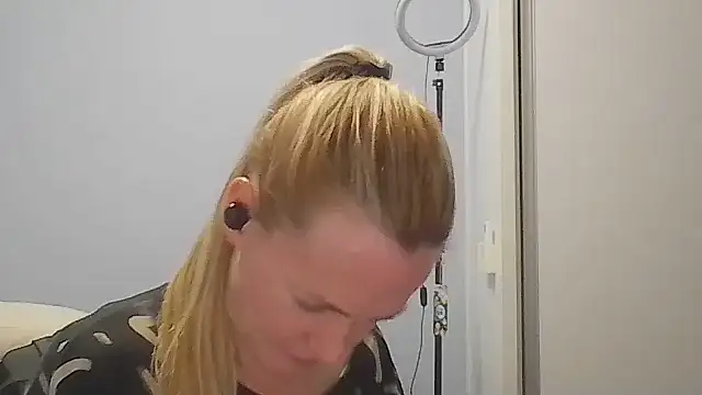 Annylove1 online show from May 8, 2026, 12:14 am