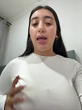 Snapshot of Hannahoff chatting on February 26, 2026, 4:12 am Hannahoff online show from February 26, 2026, 4:12 am