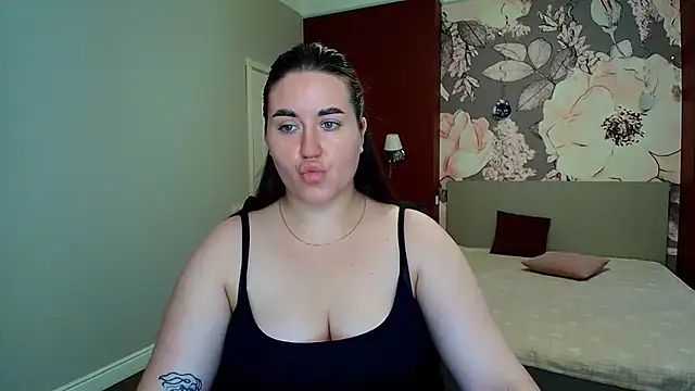 Roxie Bradley online show from July 17, 2026, 5:48 am