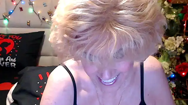 Snapshot of HappyWomanOn chatting on June 13, 2026, 9:18 am HappyWomanOn online show from June 13, 2026, 9:18 am