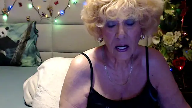 Snapshot of HappyWomanOn chatting on June 9, 2026, 10:27 am HappyWomanOn online show from June 9, 2026, 10:27 am