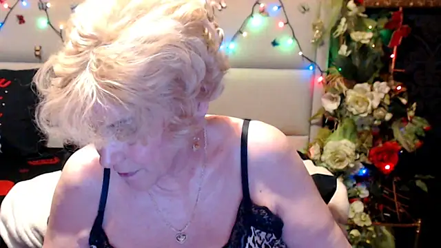 Snapshot of HappyWomanOn chatting on June 11, 2026, 9:28 am HappyWomanOn online show from June 11, 2026, 9:28 am