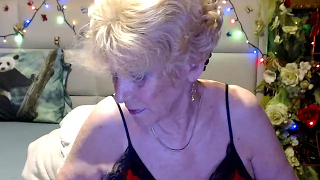 Snapshot of HappyWomanOn chatting on June 7, 2026, 9:36 am HappyWomanOn online show from June 7, 2026, 9:36 am