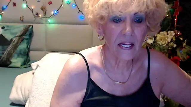 Snapshot of HappyWomanOn chatting on June 3, 2026, 8:37 am HappyWomanOn online show from June 3, 2026, 8:37 am